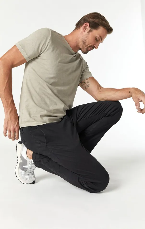 Johnny Slim Chino In Black Sateen Twill Men Mavi Jeans Pants